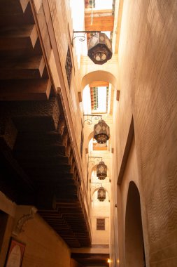 Fes, Fas 'ta, 05, 09, 24 yıllarında, el Kahire Üniversitesi en eski üniversite ve medrese eğitiminin yerlerinden biridir.