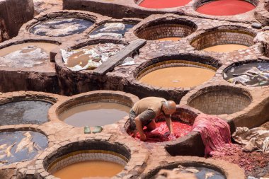 Fes, Fas 'ta 05.08.2024' te Chouara Tannery, şehrin en büyük tabakhanesi ve en eskilerindendir.