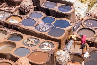 Fes, Fas 'ta 05.08.2024' te Chouara Tannery, şehrin en büyük tabakhanesi ve en eskilerindendir.