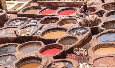 Fes, Fas 'ta 05.08.2024' te Chouara Tannery, şehrin en büyük tabakhanesi ve en eskilerindendir.
