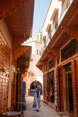 Meksika, Fas 'ta 08, 06, 2024' te Medine 'nin dar bir caddesinde yürüyen bir kadın...