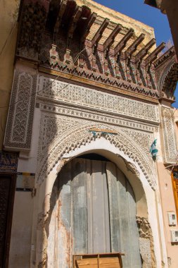 Meknes Medine, Fas 'taki yeşil caminin süslü kapısı.