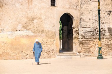 Fes, Fas 'ta, 08 / 07 / 24' te, Place bou jellaba 'da geleneksel mavi djellaba' lı bir adam ve Fes 'in güçlendirilmiş surları.