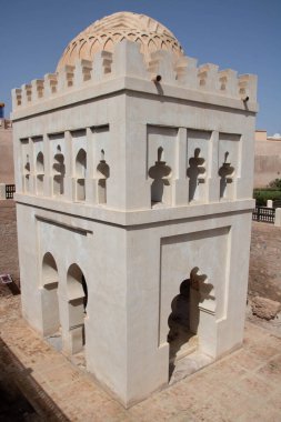 Almoravid Qubba, Qubbat al-Ba 'diyyin veya Qubbat al-Barudiyyin, Marakeş, Fas' ta Almoravid hanedanı tarafından dikilmiş ve olağanüstü dekorasyonuyla tanınan küçük bir anıttır.