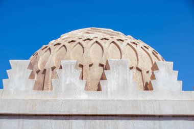 Almoravid Qubba, Qubbat al-Ba 'diyyin veya Qubbat al-Barudiyyin, Marakeş, Fas' ta Almoravid hanedanı tarafından dikilmiş ve olağanüstü dekorasyonuyla tanınan küçük bir anıttır.