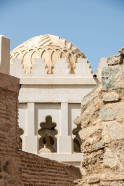 Almoravid Qubba, Qubbat al-Ba 'diyyin veya Qubbat al-Barudiyyin, Marakeş, Fas' ta Almoravid hanedanı tarafından dikilmiş ve olağanüstü dekorasyonuyla tanınan küçük bir anıttır.