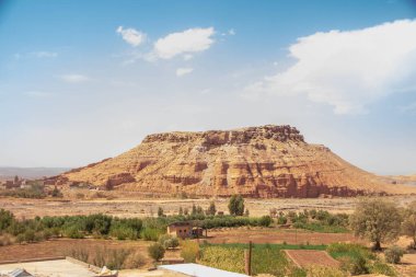 Tizi n 'Tichka, Fas' ta bir dağ geçidi, Marakeş 'in güneydoğusunu Ouarzazate şehrine bağlıyor.