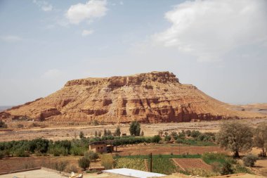 Tizi n 'Tichka, Fas' ta bir dağ geçidi, Marakeş 'in güneydoğusunu Ouarzazate şehrine bağlıyor.