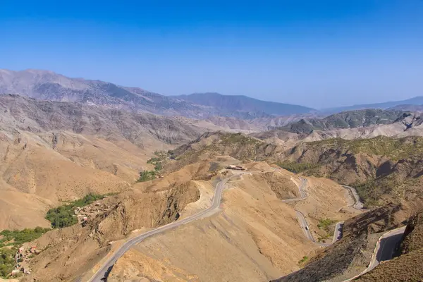 Tizi n 'Tichka, Fas' ta bir dağ geçidi, Marakeş 'in güneydoğusunu Ouarzazate şehrine bağlıyor.