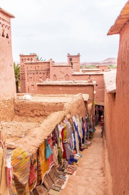 Ait-Ben-Addou, Fas 'ta Sahra ve Marakeş arasındaki eski kervan rotası boyunca yer alan tarihi bir gecekondu köyüdür. Fas toprak toprak mimarisinin harika bir örneği olarak kabul edilir ve UNESCO Dünya Mirası olmuştur.