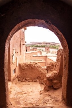 Ait-Ben-Addou, Fas 'ta Sahra ve Marakeş arasındaki eski kervan rotası boyunca yer alan tarihi bir gecekondu köyüdür. Fas toprak toprak mimarisinin harika bir örneği olarak kabul edilir ve UNESCO Dünya Mirası olmuştur.