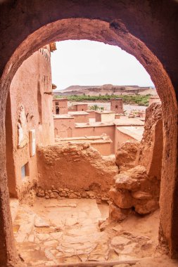 Ait-Ben-Addou, Fas 'ta Sahra ve Marakeş arasındaki eski kervan rotası boyunca yer alan tarihi bir gecekondu köyüdür. Fas toprak toprak mimarisinin harika bir örneği olarak kabul edilir ve UNESCO Dünya Mirası olmuştur.