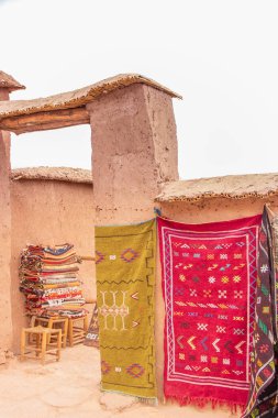 Ait-Ben-Addou, Fas 'ta Sahra ve Marakeş arasındaki eski kervan rotası boyunca yer alan tarihi bir gecekondu köyüdür. Fas toprak toprak mimarisinin harika bir örneği olarak kabul edilir ve UNESCO Dünya Mirası olmuştur.