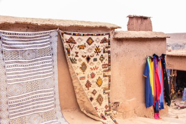 Ait-Ben-Addou, Fas 'ta Sahra ve Marakeş arasındaki eski kervan rotası boyunca yer alan tarihi bir gecekondu köyüdür. Fas toprak toprak mimarisinin harika bir örneği olarak kabul edilir ve UNESCO Dünya Mirası olmuştur.