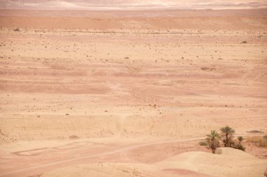 Çöl manzarası ve kumullar Ait-Ben-Addou 'nun kasbah' ından görüldüğü gibi Fas 'ta