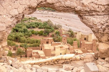 Ait-Ben-Addou, Fas 'ta Sahra ve Marakeş arasındaki eski kervan rotası boyunca yer alan tarihi bir gecekondu köyüdür. 1987 'den beri UNESCO' nun Dünya Mirası Alanı.