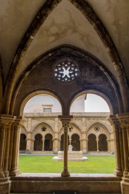 Portekizce Coimbra Eski Katedrali 'nin manastırı: S Velha de Coimbra, Portekiz' deki Roma Katolik binası..