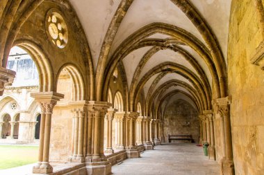 Eski Coimbra Portekizcesi Katedrali: S Velha de Coimbra, Portekiz 'deki Roma Katolik binası.