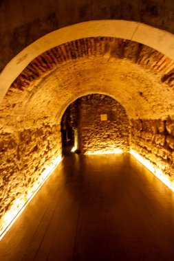 Portekiz 'in Coimbra şehrindeki Machado de Castro Ulusal Müzesi' nde bulunan Aeminium 'un Roma kriptoportikusu.