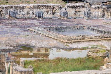 Portekiz 'in Coimbra kentindeki Santa Clara-a-Velha Manastırı' nın (Eski St. Clare) kalıntıları