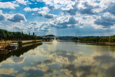 Portekiz 'in Coimbra kasabası, Mondego nehrine yansıyor.