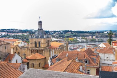 Portekiz 'in Coimbra ve Mondego nehrinin manzarası