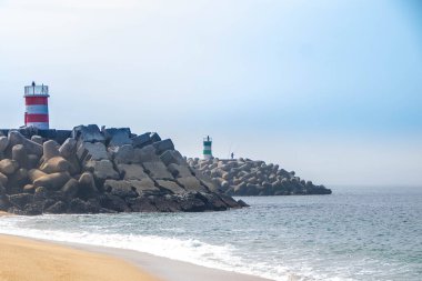 Nazare, Portekiz 'de 22,09, 2024, kumlu sahil ve deniz feneri.