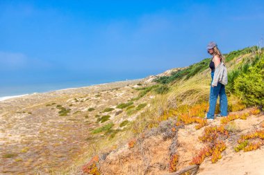 Praia do Norte 'nin (Kuzey Sahili) Nazare, Portekiz Oeste bölgesi, dev beyaz dalgaları nedeniyle sörf durumu ile ünlüdür.