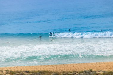 Praia do Norte 'nin (Kuzey Sahili) Nazare, Portekiz Oeste bölgesi, dev beyaz dalgaları nedeniyle sörf durumu ile ünlüdür.