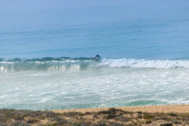 Praia do Norte 'nin (Kuzey Sahili) Nazare, Portekiz Oeste bölgesi, dev beyaz dalgaları nedeniyle sörf durumu ile ünlüdür.