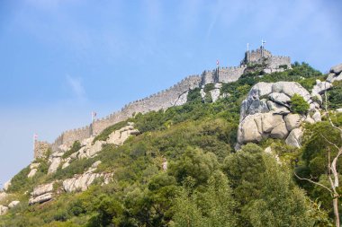 Portekiz, Sintra 'da, 23,09,24' te Fas kalesi 10. yüzyılda Moorların İber Yarımadası 'nı işgal ettiği dönemde kurulmuştur.