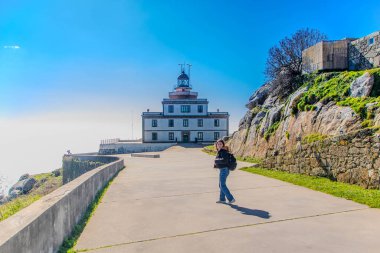 Finisterre, İspanya 'da, 03-01-25 yıllarında, Finisterre Deniz Feneri, Avrupa' nın en batı deniz feneri Cape Finisterre 'nin zirvesinde, Ölüm Kıyısı' nda duruyordu..
