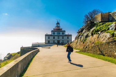 Finisterre, İspanya 'da, 03-01-25 yıllarında, Finisterre Deniz Feneri, Avrupa' nın en batı deniz feneri Cape Finisterre 'nin zirvesinde, Ölüm Kıyısı' nda duruyordu..