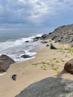 Deniz kıyısının güzel manzarası