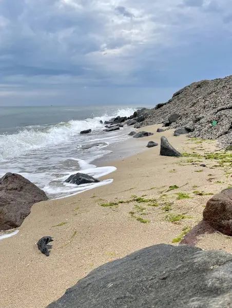 Deniz kıyısının güzel manzarası