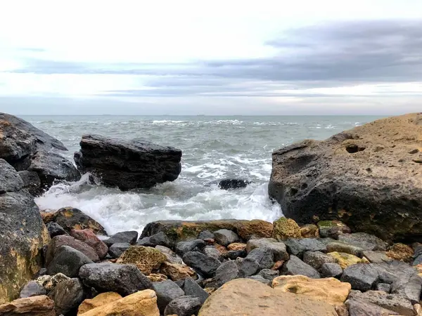 Deniz kıyısının güzel manzarası