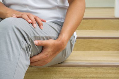 Asyalı bir adam merdivenlerde oturuyordu ve sabah koşusunda sakatlandı. Spor yaparken kas zorlanması ya da burkulma, doğal ortamlarda görülür..