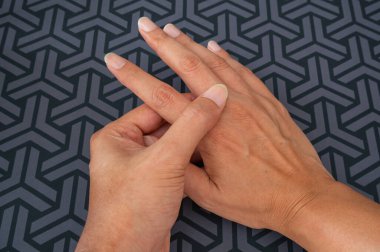 İşten sonra ellerinin ağrıdığını ve eklem rahatsızlığı çektiğini gösteren bir fotoğraf. Kas iskeleti, sinir ve ortopedik bakım için tıbbi konsept.