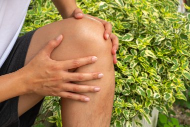 Asyalı adam, eklem terapisi, dizkapağı desteği, kemik sağlığı, gut tedavisi, iltihap tedavisi, ortopedik bakım için ani diz ağrısı ilanı aldı..