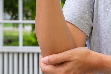 Aşırı kullanımdan kaynaklanan günlük rutin rutin yağmur sırasında kol kası ağrısı. Ortak bakım, yaşlılık sağlığı ya da sağlık sigortası konularında tıbbi reklamlar için ideal.