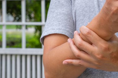 Aşırı kullanımdan kaynaklanan günlük rutin rutin yağmur sırasında kol kası ağrısı. Ortak bakım, yaşlılık sağlığı ya da sağlık sigortası konularında tıbbi reklamlar için ideal.