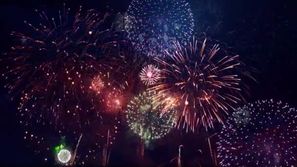 4K新年は花火を祝う背景を持つ 夜空に輝く花火ボケの光 誕生日 記念日 パーティー 招待状 クリスマス — ストック動画