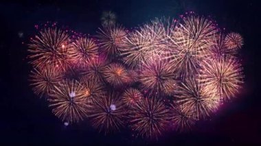 2024 Yeni Yıl arifesi havai fişek gösterisi arka planı. Gece gökyüzünde altın gibi parlayan bokeh ışıkları. Doğum günü, yıldönümü, kutlama, tatil, parti, etkinlik ve kutlamalar, davetiye