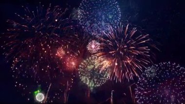 4K Yeni Yıl arifesi havai fişek gösterisi arka planı. Gece gökyüzünde parlayan havai fişek ışıkları. Doğum günü, yıldönümü, tatil, parti, davetiye, Noel, festival, selamlaşma