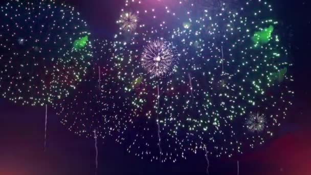 カラフルな花火は 新年のお祝いのためのコピースペース 抽象的な休日の背景を持つボケのバックグラウンドで空を照らします 記念日 お祝い 第4回独立記念日と新年イブショーナイト — ストック動画