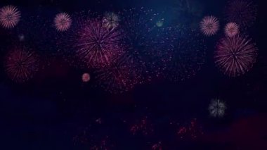 Renkli bayram havai fişekleri gece gökyüzünde soyut arkaplanda parçacıklar sergiliyor. Yeni yılı kutlamak için parti etkinliği sezonu. Parlayan Havai fişek gösterisi. Bağımsızlık Günü, 4 Temmuz.