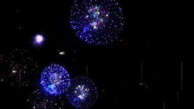 Gerçek havai fişek festivali arka planı. Geceleri soyut gökyüzü görüntüsü. Parlayan bokeh gökyüzünü aydınlatır. Havai fişek gösterisi. Yeni yıl arifesi. Noel, Yeni Yıl, Bağımsızlık Günü Kutlaması.