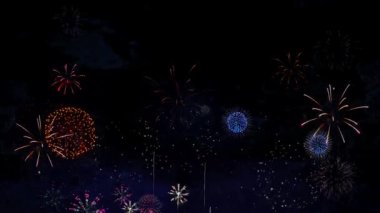 Renkli bayram havai fişekleri gece gökyüzünde soyut arkaplanda parçacıklar sergiliyor. Yeni yılı kutlamak için parti etkinliği sezonu. Parlayan Havai fişek gösterisi. Bağımsızlık Günü, 4 Temmuz.