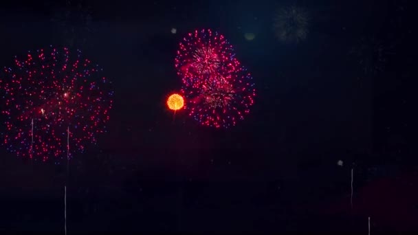 4K抽象多色金色輝く花火はボケの夜の空を示しています 新しい年は花火が本物の花火の背景を祝います パーティーのお祝いイベント イギリス — ストック動画