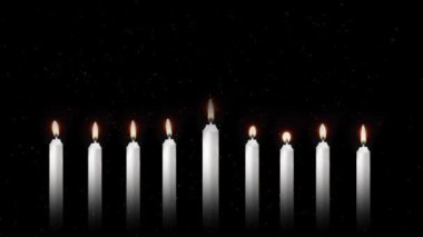 Mumlar Gece Yanar. Beyaz Mumlar, odak önplanıyla karanlıkta yanıyor. uzay animasyonunu kopyala. Noel ve yeni yıl arifesi şöminenin yanında. Mutlu yıllar, Anılar, Şenlik, Romantizm